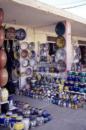 Image du Maroc Professionnelle de  Au souk de la Colline des Potiers, on y trouve une dominance de la poterie étant donné qu'elle représente l'activité artisanale la plus importante de la ville, elle emploi environ 2000 personne et un grand nombre de saisonniers à Safi, Vendredi 29 Août 1997. (Photo / Abdeljalil Bounhar)





s à Safi, Vendredi 29 Août 1997. (Photo / Abdeljalil Bounhar)